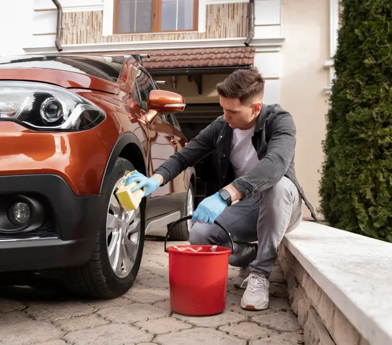 Lavage auto à domicile Mesnil-Panneville : professionnel intervenant sur un véhicule